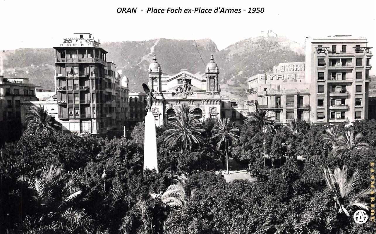 Oran - Place Foch ex-Place d'Armes - 1950.jpg